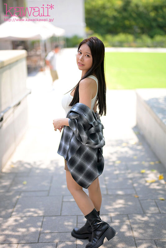 見た目よりウブで見た目より真面目な、SEX経験ガチ1回のみインフルエンサー（カップ数:Hcup）のいきなり中出し体験デビュー【1本限定出演】 重盛れいか サンプル画像 1