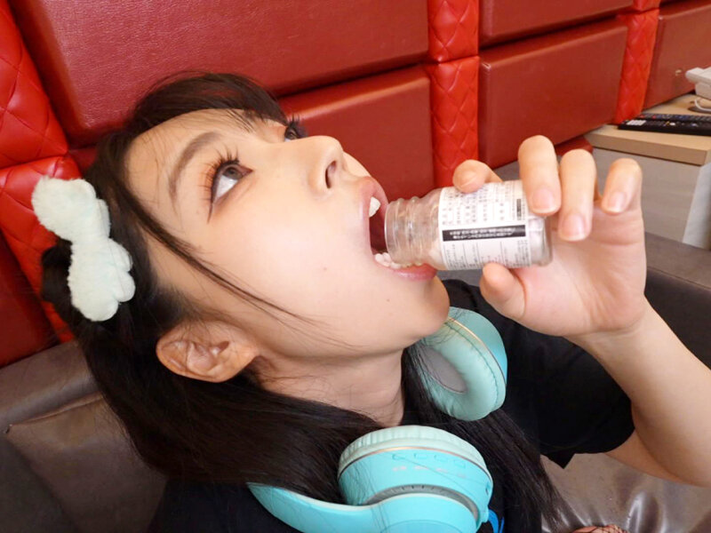 立ちんぼ地雷系おしっこ飲ませ風呂キャン界隈！汚臭ケツ穴おま●こを舐められ、アヘ顔尿射イキ飲尿クンニSEX！ 皆月ひかる サンプル画像 16