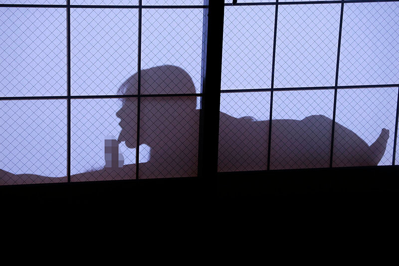 美人義母の障子越しシルエットSEXを毎日覗いていることに気づかれて…父が出張中、童貞の僕を寝室に連れ込み何度も中出しさせてくれた義母との秘密の家庭内NTR 望月りんね サンプル画像 4