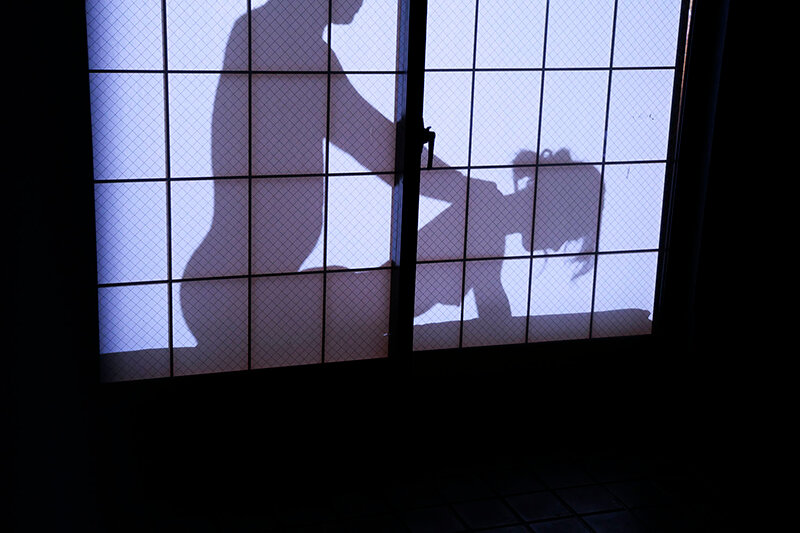 美人義母の障子越しシルエットSEXを毎日覗いていることに気づかれて…父が出張中、童貞の僕を寝室に連れ込み何度も中出しさせてくれた義母との秘密の家庭内NTR 望月りんね サンプル画像 5