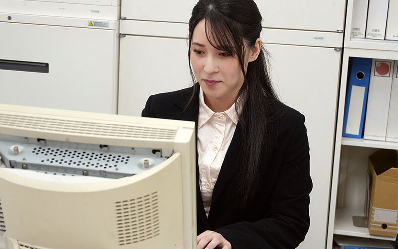 「ダメです…部長っ」勤務中に押し倒され、涙目絶頂。何度も中出しされ快楽堕ちした女部下の壊れていく居場所 十川ありさ サンプル画像 1