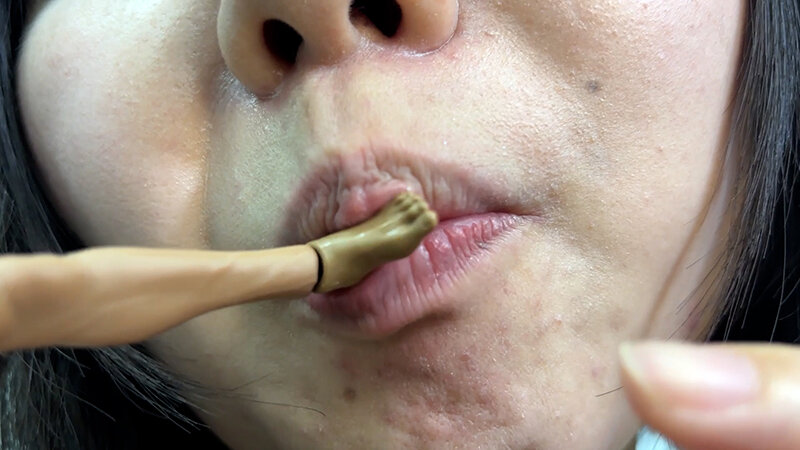 ピチャピチャASMRしてくれる女子が唾液たっぷり舐めまわしM男人形 サンプル画像 3