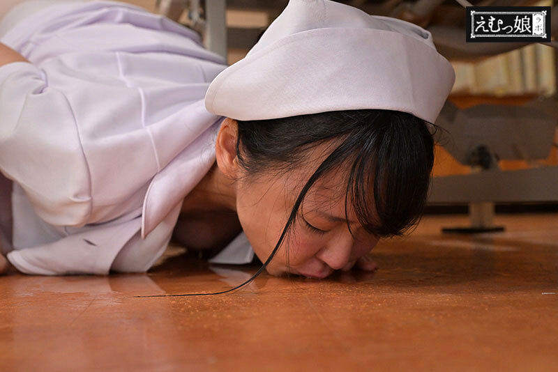 飲尿！喉奥！肛門！患者全員14リットルの異常おしっこ全部飲み干す3穴検尿ナース 池内遥 サンプル画像 2