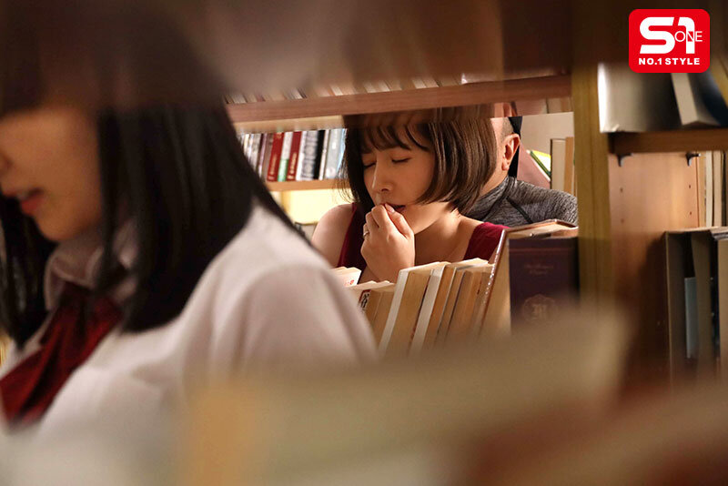 「私…おばさんなのに…」娘のすぐ傍で痴●され抵抗しても感じ始め、遂にはイカされちゃう!!欲求不満お母さん 奥田咲 サンプル画像 9