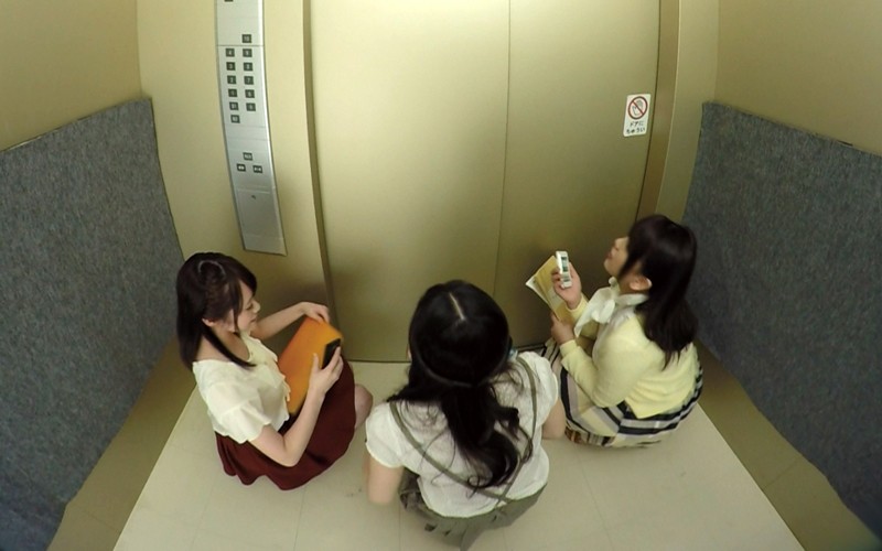 【VR】エレベーター緊急停止!閉じ込められた僕とOL3人 サンプル画像 3
