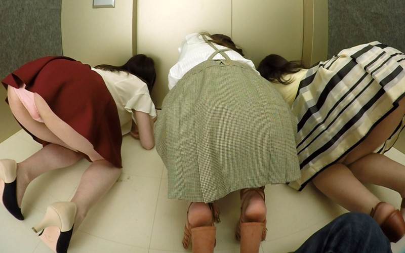 【VR】エレベーター緊急停止!閉じ込められた僕とOL3人 サンプル画像 5