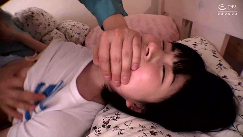 締めの中出しで未来ある人生を台無しにしてやろうとすると、さっきよりも暴れだし必死に抵抗してくる。そんな姿が堪らなく愛おしい…。 華の女子寮生活崩壊レ●プ サンプル画像 1