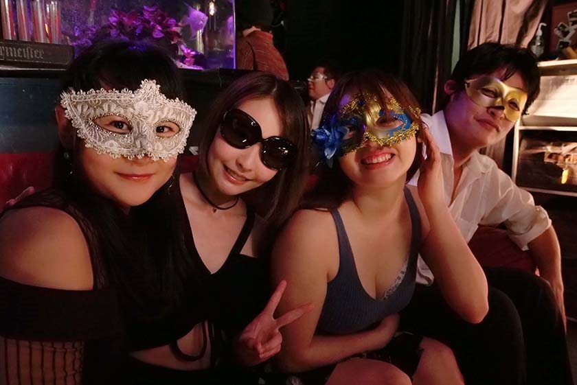 朝比奈菜々子ママの初めてのハプニングバー母乳巻き散らかしFUCK サンプル画像 1