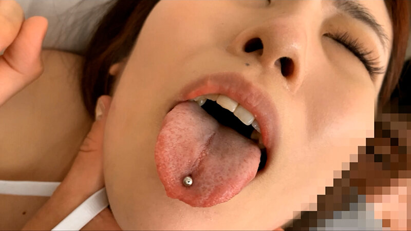 痴●電車＃044 舌ピが似合うイケてる美人 サンプル画像 16