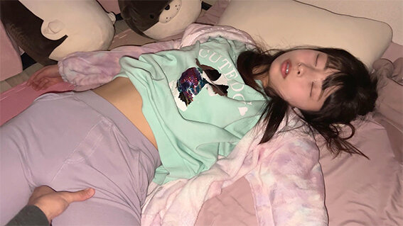 つきまとい09 艶やかな黒髪にお行儀良く制服を着た眼鏡文学美少女に近づき電車痴●。そして家までつきまとい窓の隙間から盗撮侵入し睡眠姦。公園で無邪気に笑いながら1人で遊んでいるところを再び襲い監禁ファック。 サンプル画像 3