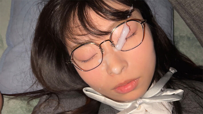 つきまとい09 艶やかな黒髪にお行儀良く制服を着た眼鏡文学美少女に近づき電車痴●。そして家までつきまとい窓の隙間から盗撮侵入し睡眠姦。公園で無邪気に笑いながら1人で遊んでいるところを再び襲い監禁ファック。 サンプル画像 10