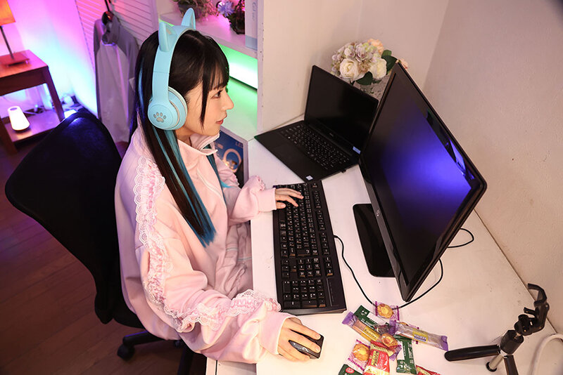 【VR】ぐちゃパコ 同接最大50人のザコメス配信者はゲームに廃課金したくてオジサン宅で媚薬・ごっくん・放尿・生中出し サンプル画像 2