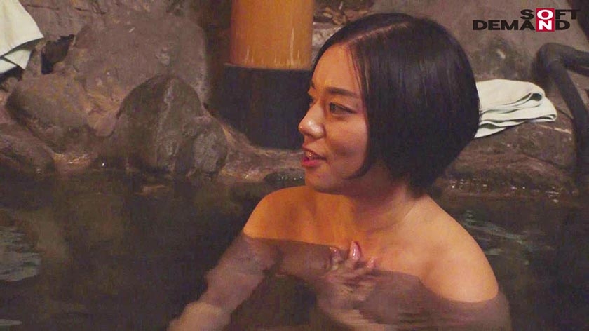 本物人妻レーベルデビューの奥様たちの豪華共演！夫婦で温泉旅行に来ていた3人の人妻にあれよあれよと逆寝取りされ最後はハーレム逆4P 相馬茜 平井栞奈 田原凛花 サンプル画像 2