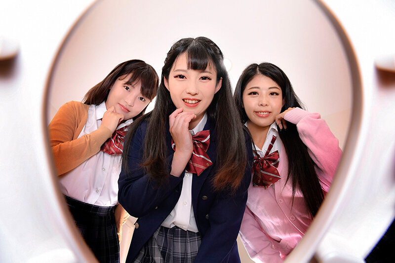 【VR】【VR高画質】M男を人間便器にして楽しむゲロスカ女子倶楽部 前多まこ サンプル画像 2