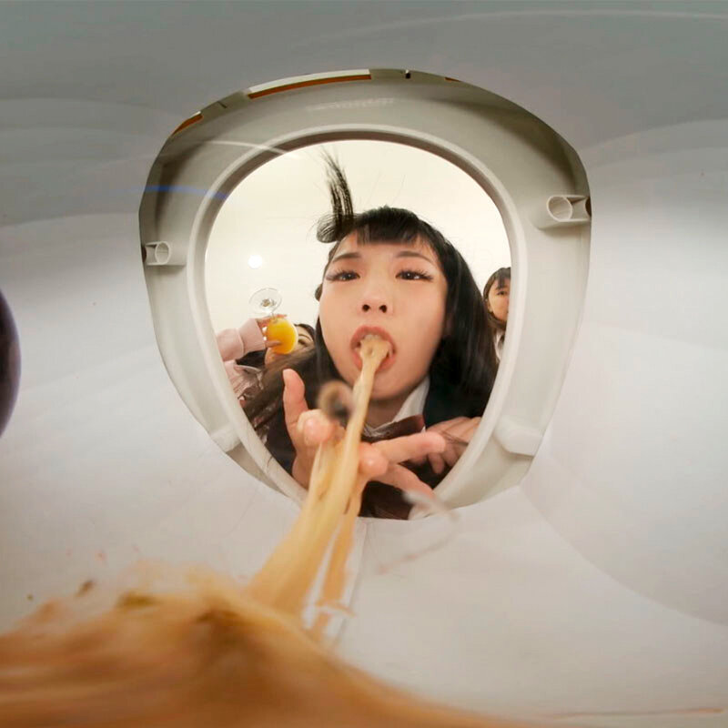 【VR】【VR高画質】M男を人間便器にして楽しむゲロスカ女子倶楽部 前多まこ サンプル画像 6