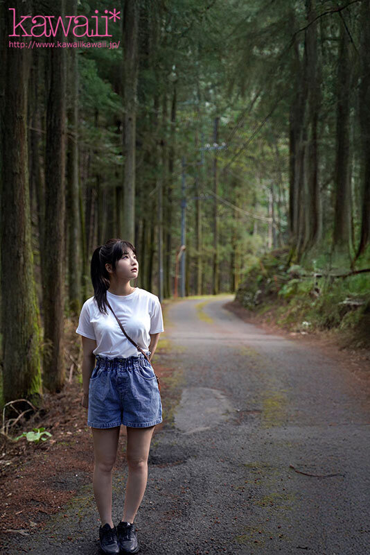 森林の恵みを感じ、豊かな自然に育まれた、汚れなき子は、実は濃厚おじさんとエッチがしたい！ 山梨県の過疎地で、お爺ちゃんと2人暮らしの女の子AVデビュー 柊みおり サンプル画像 2