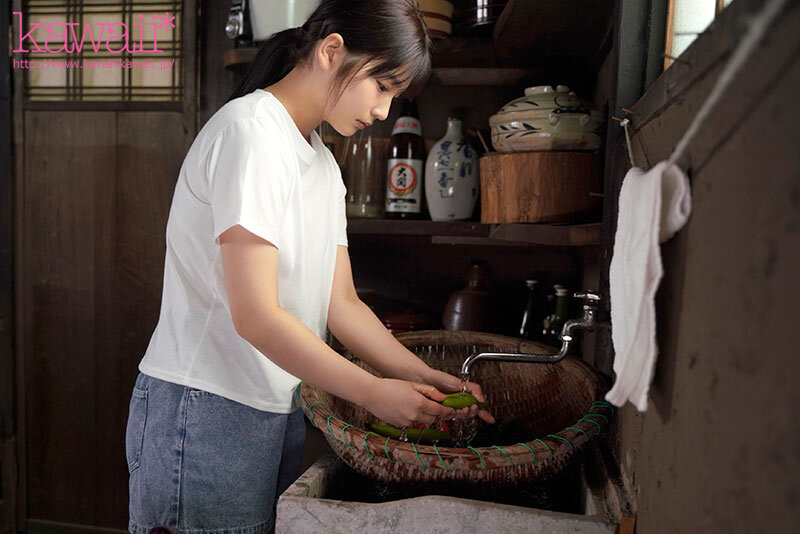 森林の恵みを感じ、豊かな自然に育まれた、汚れなき子は、実は濃厚おじさんとエッチがしたい！ 山梨県の過疎地で、お爺ちゃんと2人暮らしの女の子AVデビュー 柊みおり サンプル画像 4