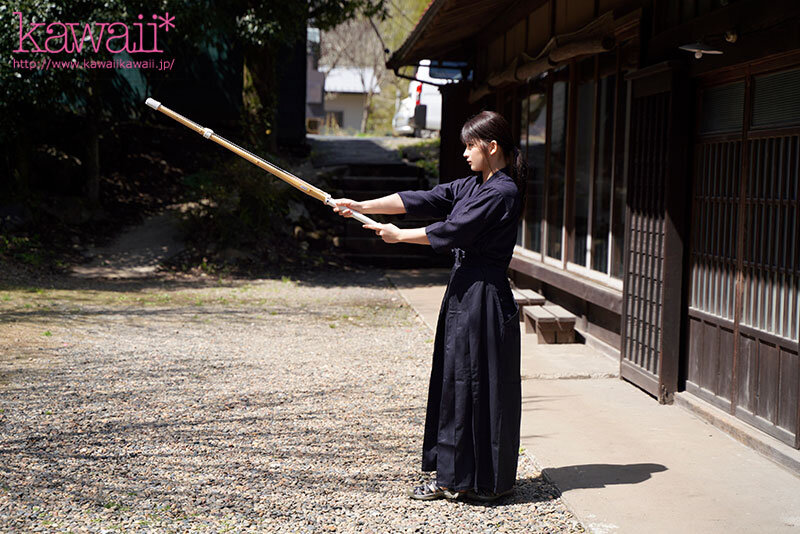 森林の恵みを感じ、豊かな自然に育まれた、汚れなき子は、実は濃厚おじさんとエッチがしたい！ 山梨県の過疎地で、お爺ちゃんと2人暮らしの女の子AVデビュー 柊みおり サンプル画像 6