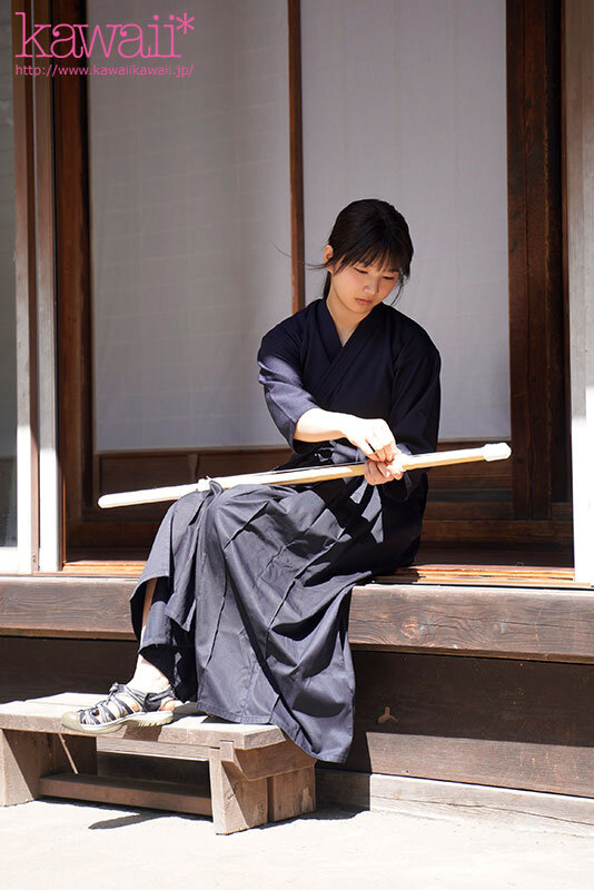森林の恵みを感じ、豊かな自然に育まれた、汚れなき子は、実は濃厚おじさんとエッチがしたい！ 山梨県の過疎地で、お爺ちゃんと2人暮らしの女の子AVデビュー 柊みおり サンプル画像 7