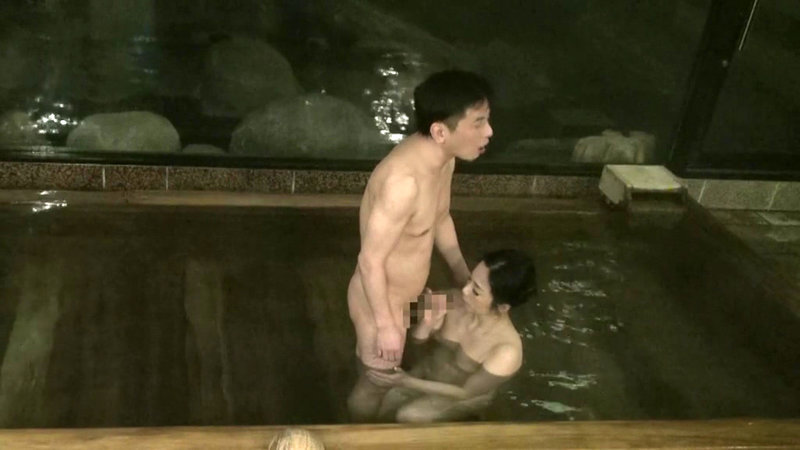 混浴盗撮8 むっちり美人の要求不満人妻と 混浴風呂で一発ハメちゃいました サンプル画像 11