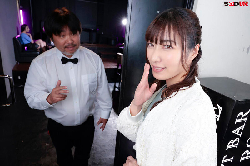 【VR】【8K】（リアル大乱交VR）愛している妻と結婚記念日にハプニングバーに訪れて。 気の強く芯のしっかりした妻が、凄いテクニックのおじさんや凄い巨根の若い男に 弄ばれてヤリマン女に堕とされるまで。俺は知らない女性客とハメを外してー。 サンプル画像 2