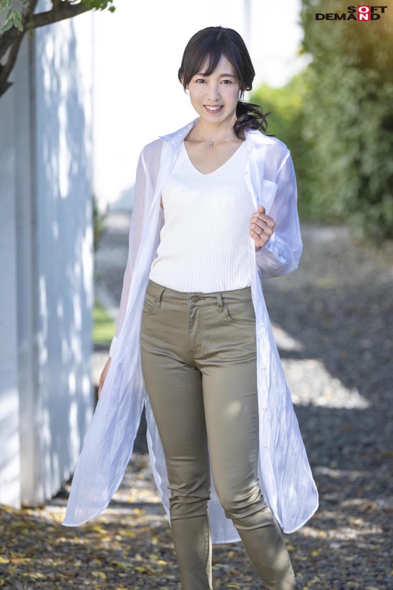 身長171cm グラビア活動もこなす奇跡の八頭身美人妻 白河花清 41歳 第4章 「本当の息子とエッチしてるみたいで照れちゃいました」お母さんの愛で年下クン達のチ●ポを優しく包み込む甘えさせハーレム乱交 サンプル画像 1