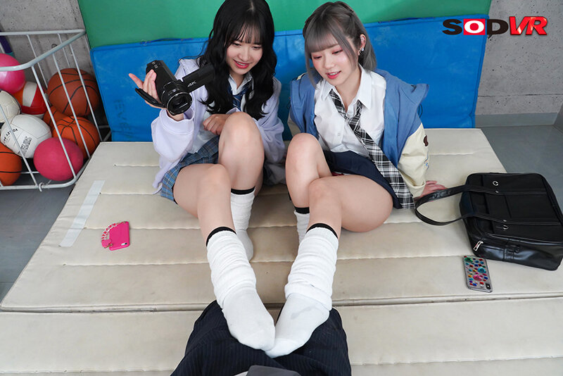 【VR】ハメられ撮りVR 2 ミニスカビッチJ○に辱められながらイカされまくるM男歓喜逆3P サンプル画像 3
