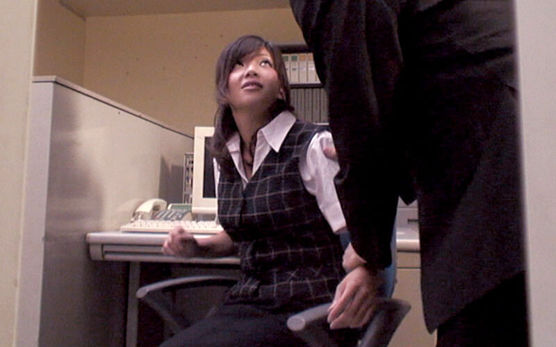 流出映像!ムチムチタイトスカート肉感OLをセクハラ痴姦 サンプル画像 4