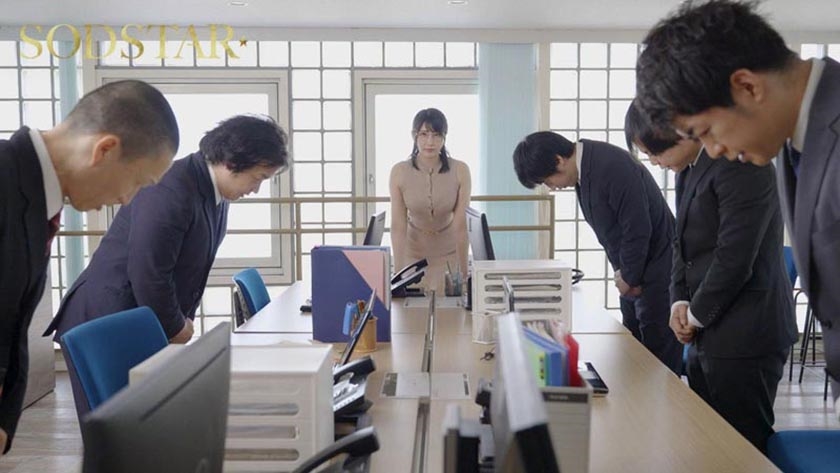 クールな外見で常にしごできオーラを放っている夏目部長 いざ下についてみるとポンコツ判明 仕事はぜんぶボクに丸投げだけど 残業後は飲みに連れてってくれ自宅で生マンまでさせてくれる とっても優しいクーデレ女上司 夏目響 サンプル画像 1