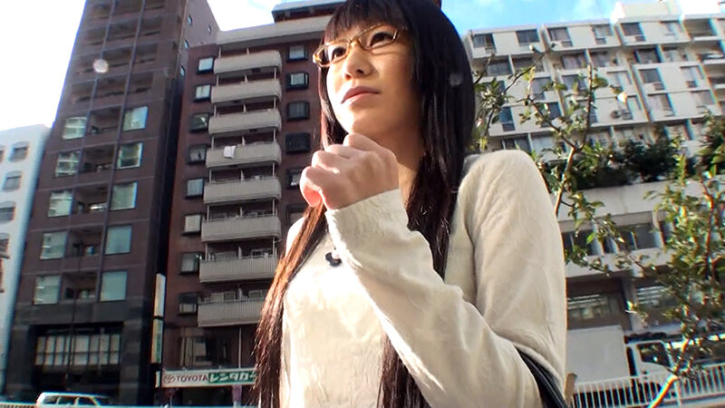 真面目で大人しそうな眼鏡娘を雑誌の表紙になりませんかとナンパ！性的好奇心も旺盛な本能丸出し潮吹きSEX！ サンプル画像 1