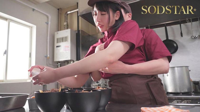 隠れ極上エロボディの牛丼チェーン店で働くパート主婦が学生バイトと避妊具なしでネチョベロ不倫中出しSEX 夏目響 サンプル画像 9