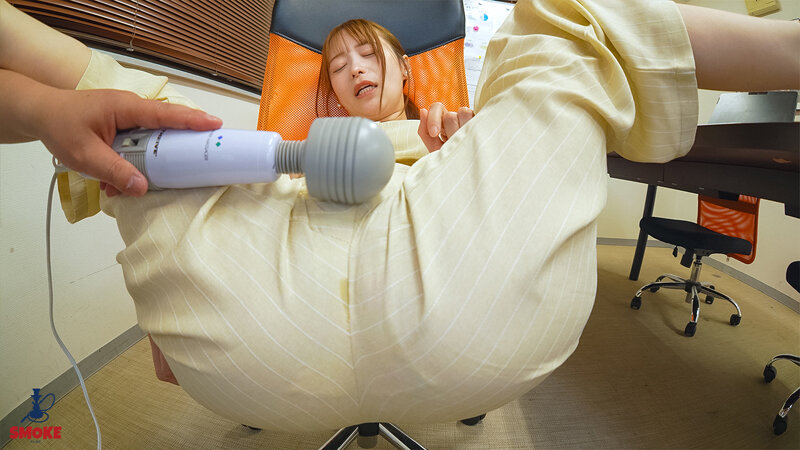 【飲尿聖水セクハラ】 残業中、2人きりの社内でトイレ我慢で溜まった鮮度抜群おしっこを変態上司に目の前で見せつけ飲みされ恥ずかしめ小便まみれSEXでイキ狂わされてしまう新人デカ尻部下OL 天馬ゆい サンプル画像 13