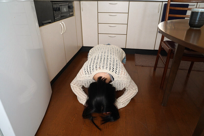 【VR】Hカップ人妻、借金返済の土下座からまさかの妊活!着床するまで何度も搾精!九井スナオ 【8K】 サンプル画像 2