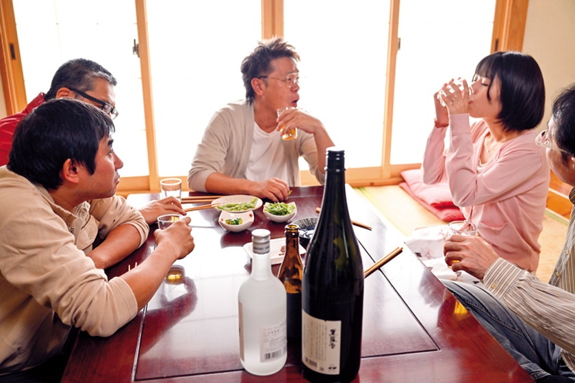 イヤでイヤで…無理矢理に夫の代わりに参加させられた町内会で…玩具にされ…オヤジ達に身体中を汚され中出しされた 市川りく サンプル画像 1