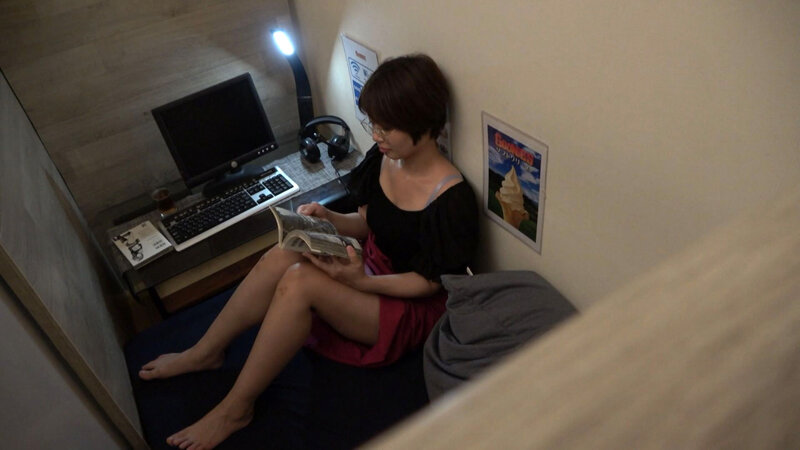 ネカフェ店員が密かに用意したスペシャルドリンクでカリスマお騒がせ動画配信者に変貌！メガネっ娘のマシュマロオッパイを揉みくだす！ サンプル画像 1