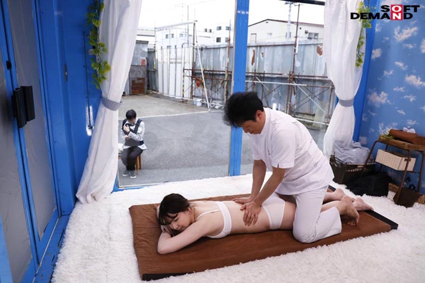 マジックミラー号 出産間もない奥様が産後で戻らなくなった体重を骨盤マッサージで解消！旦那が見ている施術中にうっかりアナルに入ったデカチンですっぽり抜けばケツ穴ぽっかり御開帳！！ サンプル画像 10