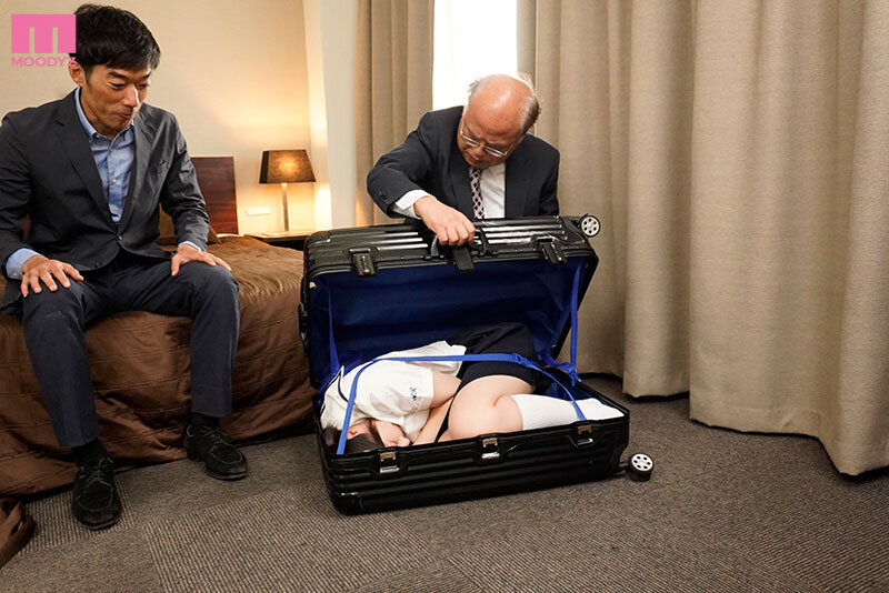 薬で眠らせた娘を異常絶倫のオヤジ達に売ってます。 （1時間/ピル服用済/現金のみ/各種オプション相談） 皆月ひかる サンプル画像 1