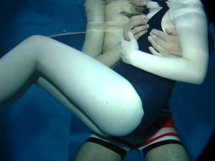 水中×競泳水着×H Wベロちゅー手コキ・水中フェラ・ピストンSEX・水中オナニー・水中レズキス・水中痴● サンプル画像 6