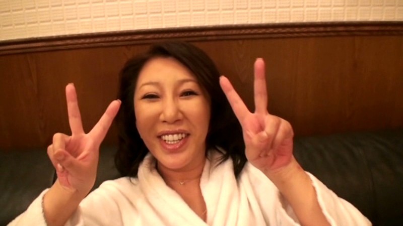 撮影現場の裏話 ADに口説かれハメられ中出しされた熟女たち 庵叶和子 白美たま子 木村智代 サンプル画像 1