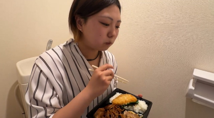 大学生Yちゃんのトイレで早弁 サンプル画像 3