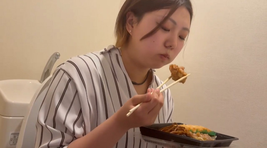 大学生Yちゃんのトイレで早弁 サンプル画像 5