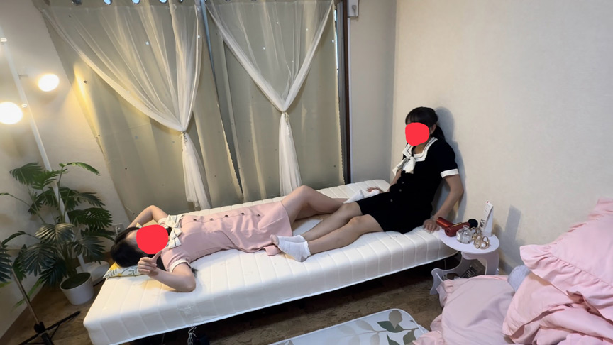 親友女子同士の電気アンマ！鼠蹊部くすぐり！ サンプル画像 2