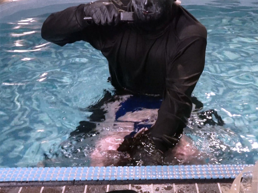競泳水着で凶悪腹パンチバチボコイラマチオと水中潜水 サンプル画像 22