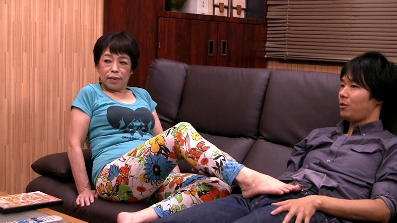 お母さんと2人っきりで密着AV鑑賞 3 サンプル画像 10