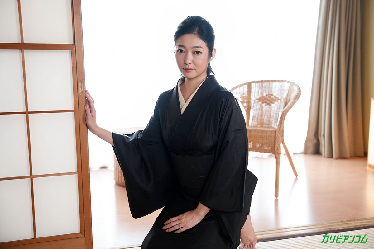 夫の遺影の前で久々の接吻に性欲高まる未亡人 サンプル画像 1