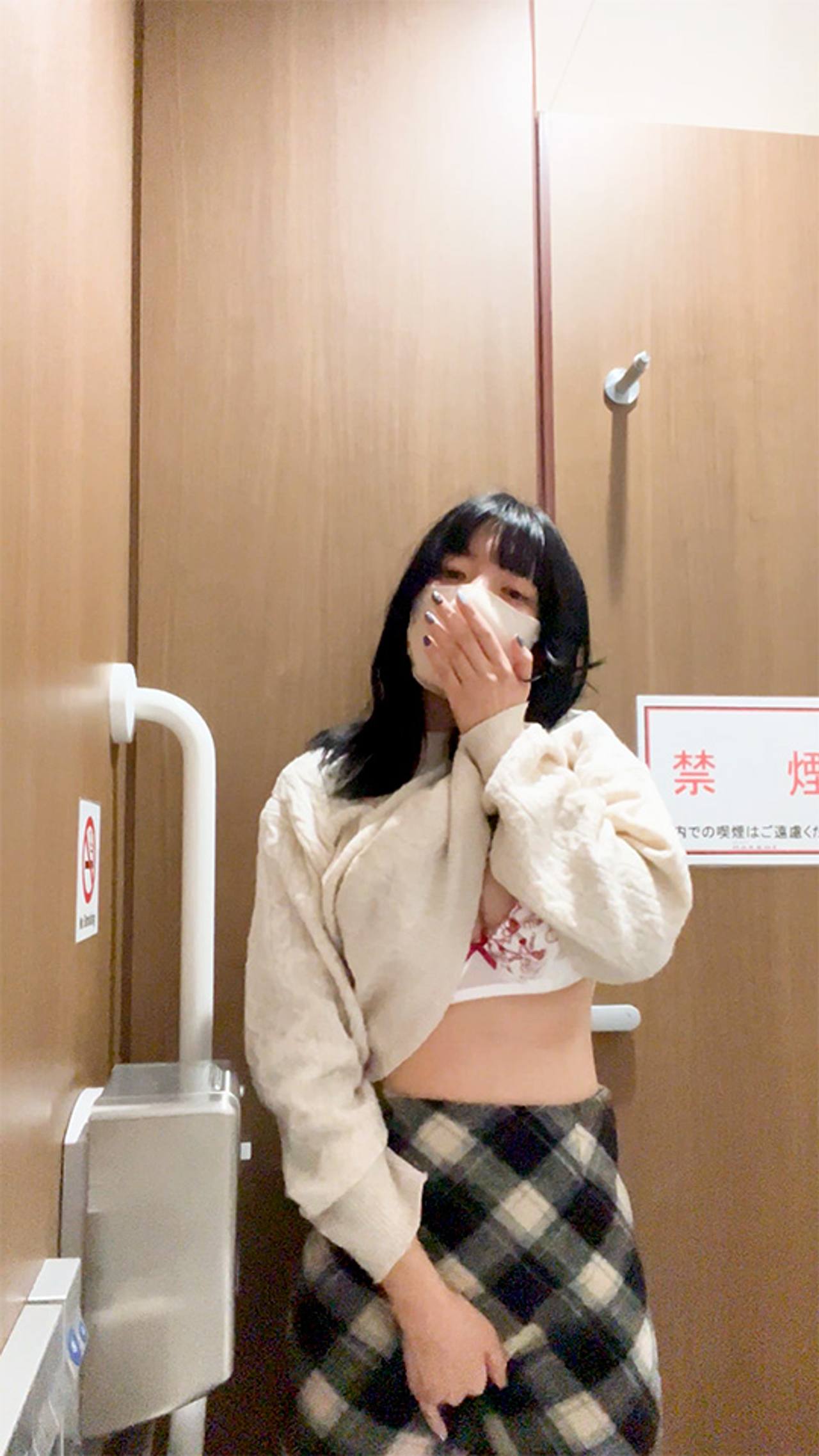 経験人数俺だけアイドル、買い物中にショッピングセンターで声を必死に我慢して本気イキオナニー３０ サンプル画像 3