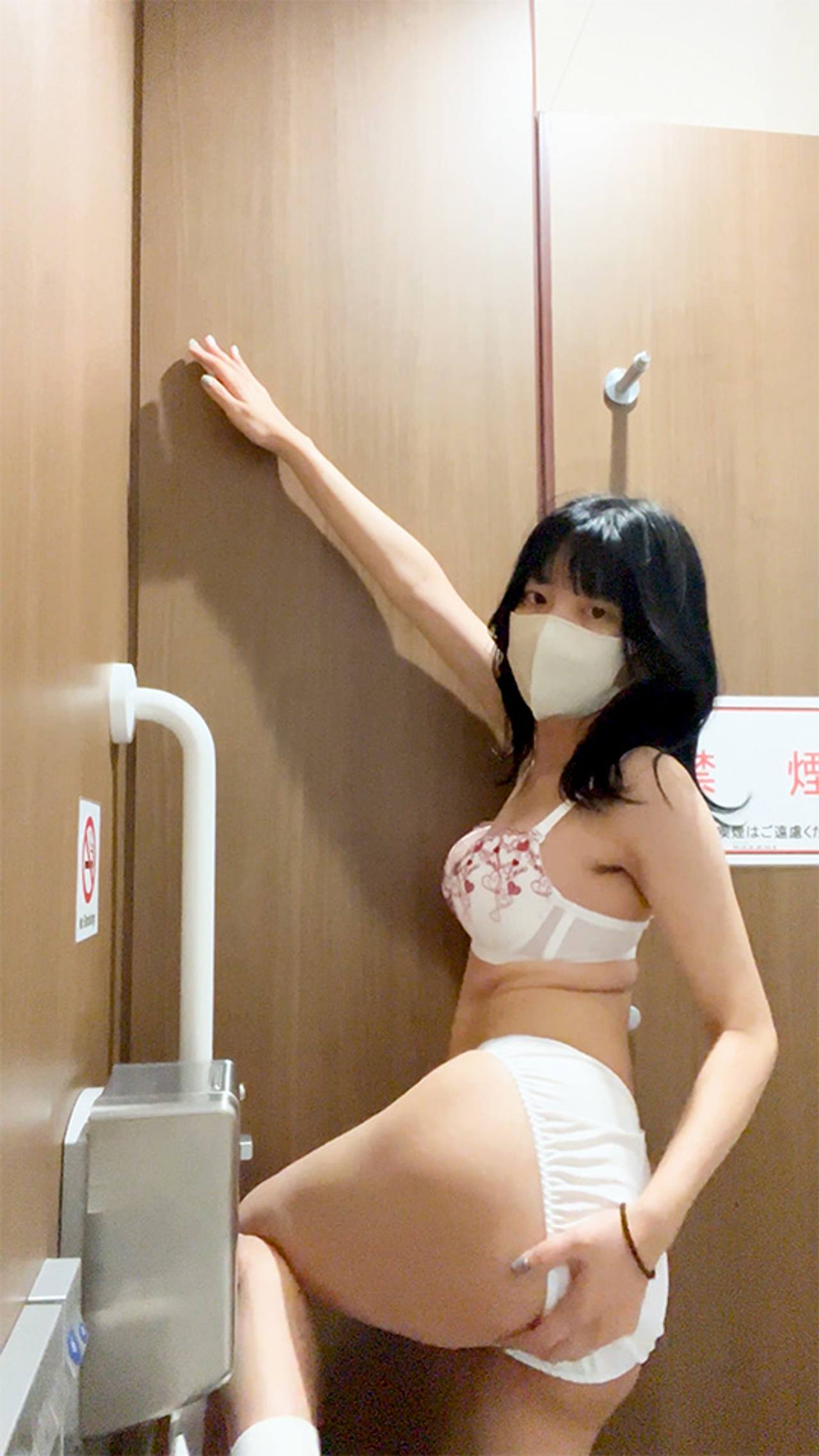 経験人数俺だけアイドル、買い物中にショッピングセンターで声を必死に我慢して本気イキオナニー３０ サンプル画像 5