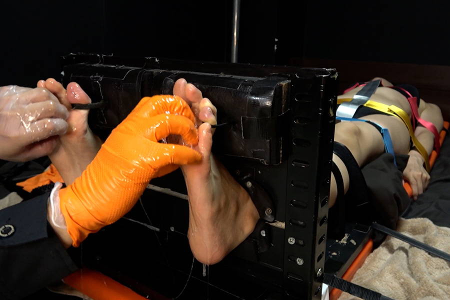 【HD】【くすぐり】拘束台+足枷で抵抗できない美人妻小春さんの足裏を徹底くすぐり! サンプル画像 7