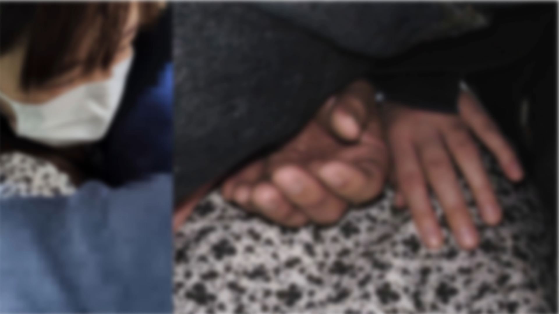 実録満員電車FILE OL編#001  至極普通のOLさんが通勤電車内で丸見えエンドレス手マンされてお漏らしダッシュ サンプル画像 2