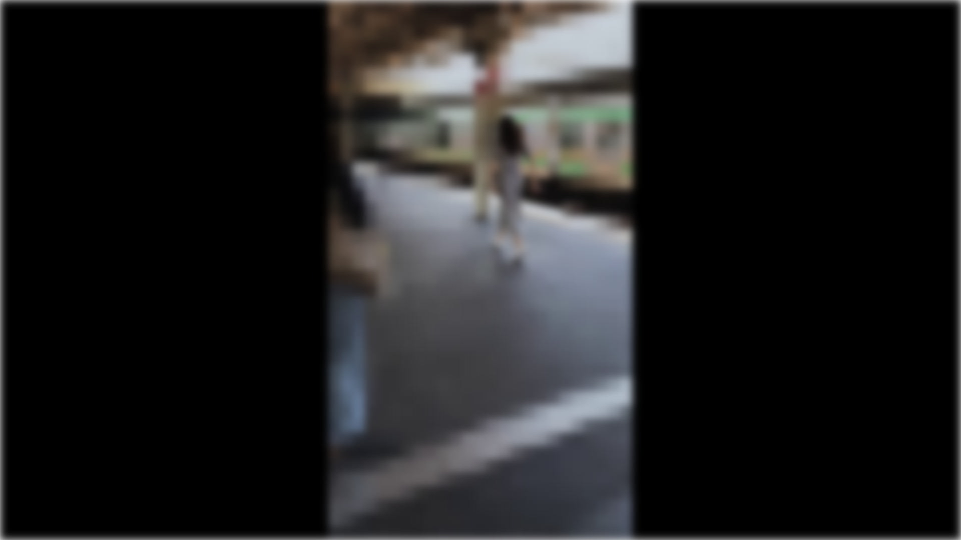 実録満員電車FILE OL編#001  至極普通のOLさんが通勤電車内で丸見えエンドレス手マンされてお漏らしダッシュ サンプル画像 6